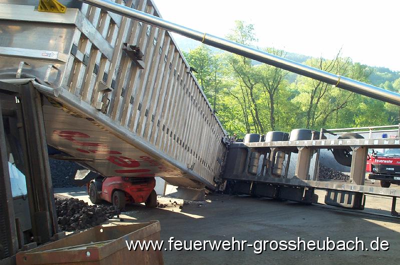 THL Weilbach, Linde Werk IV 015.jpg - Der Auflieger liegt auf den Gabelstaplern